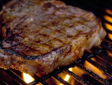 Τι κοινό έχει μια ψημένη μπριζόλα με 600 τσιγάρα;